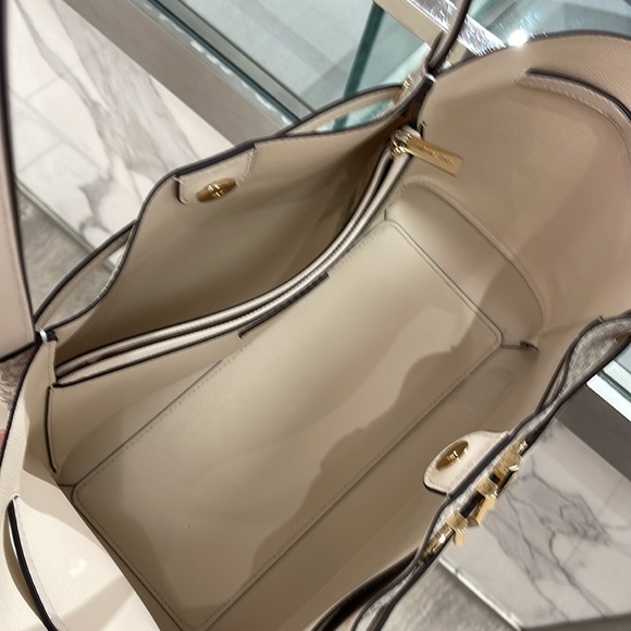 MICHAEL KORS
Reed Large Logo Shoulder Tote Bag
Light Cream Multi 
35S3G6RT3B
NWT - Picture 4 of 16